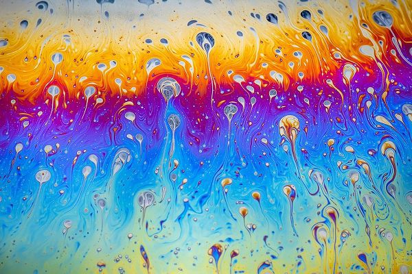 Jones, Adam 아티스트의 Abstract pattern of refracted light in soap bubble작품입니다.